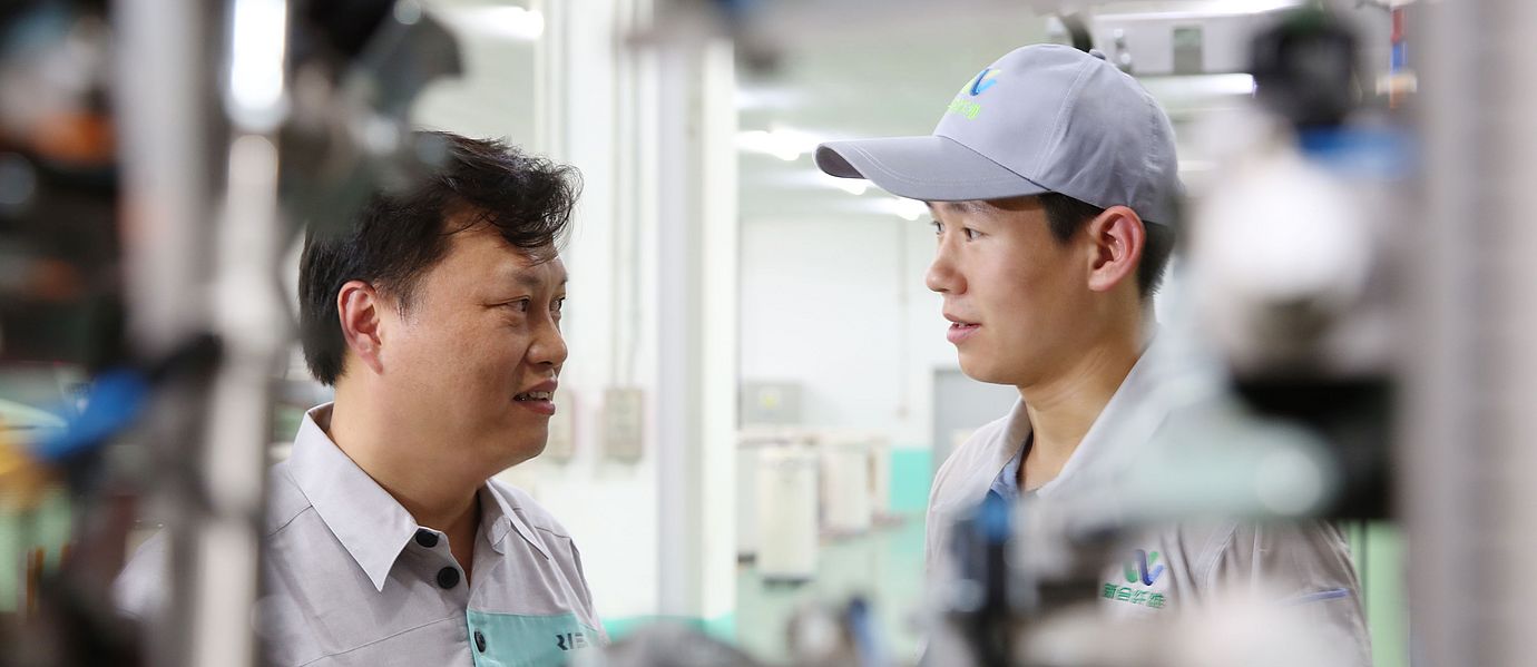 Rieter employee talking to a customer